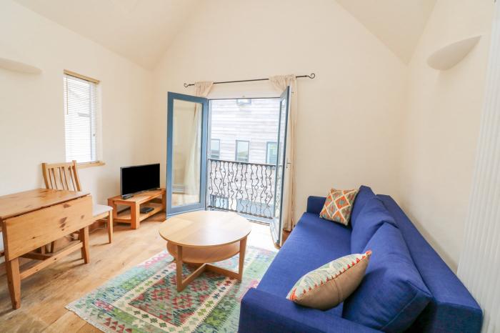 The Loft Cottage, Totnes, Devon. Open-plan studio style layout. Ideal for couples. Washing machine.