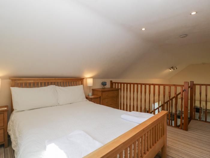 Sunnyside, in Bleadon, Somerset, near an AONB, off-road parking, dog-friendly, ground-floor bedroom.