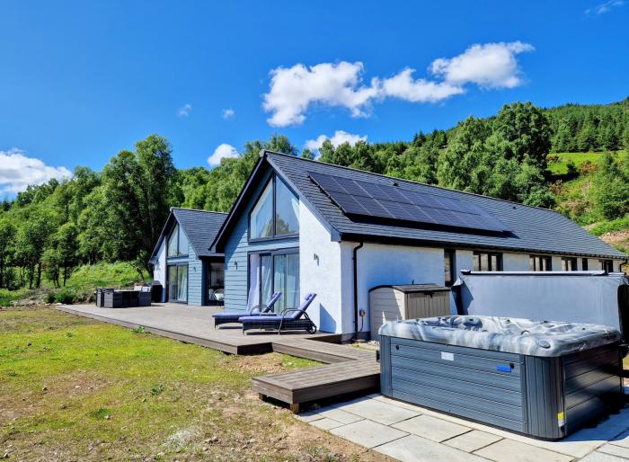 Tigh Moy, is near Fort William, Highlands. Single-storey, four-bedroom home with hot tub. Families.