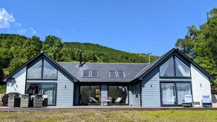 Tigh Moy, is near Fort William, Highlands. Single-storey, four-bedroom home with hot tub. Families.