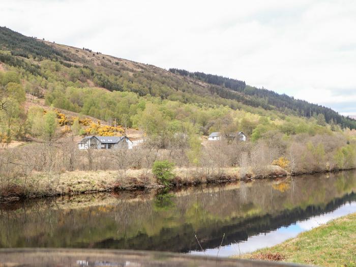 Tigh Moy, is near Fort William, Highlands. Single-storey, four-bedroom home with hot tub. Families.