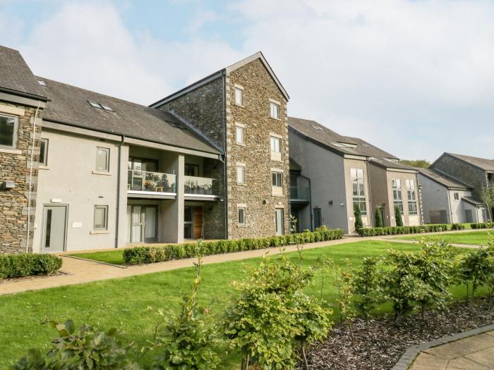 Watch Tree Apartment is in Backbarrow, Cumbria. Duplex apartment in national park. Stylish. Near pub