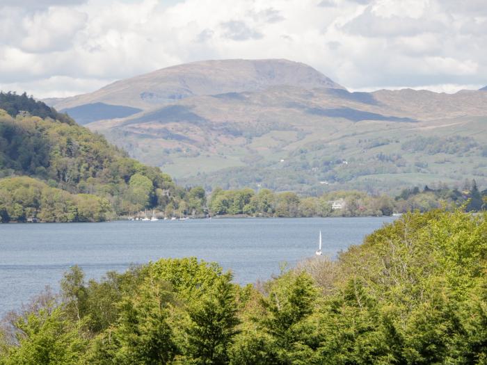 Watch Tree Apartment is in Backbarrow, Cumbria. Duplex apartment in national park. Stylish. Near pub