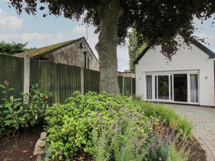 The Coach House, Baldwin's Gate, Staffordshire. Open-plan. Sleeps 3. Shared garden & child-friendly.