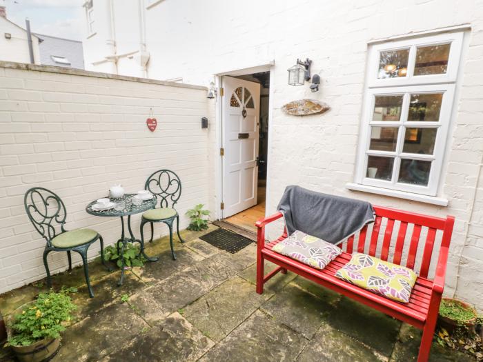 The Cottage, Stratford-Upon-Avon, Warwickshire, close to shop, roadside parking, private patio, 1bed