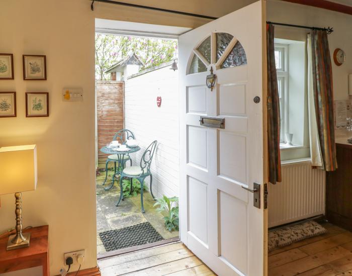 The Cottage, Stratford-Upon-Avon, Warwickshire, close to shop, roadside parking, private patio, 1bed