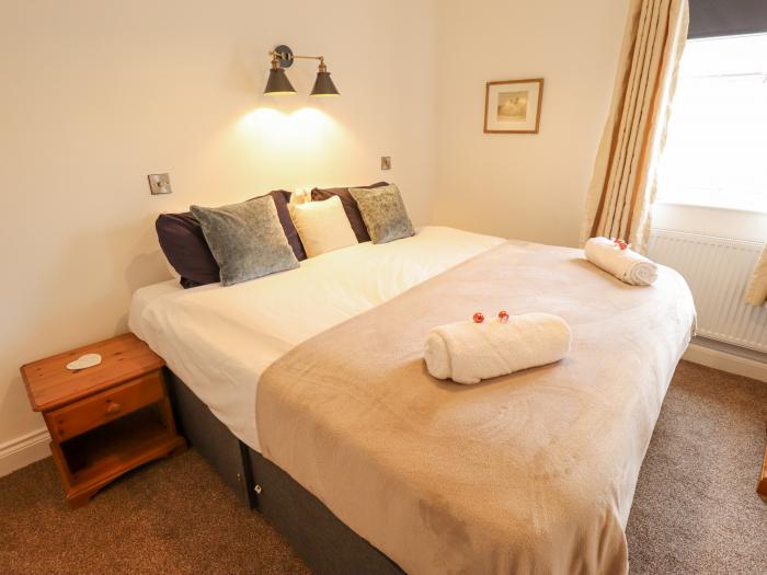 Castle Cottage in Lincoln, Lincolnshire. Three-bedroom home near amenities and attractions. Hot tub.