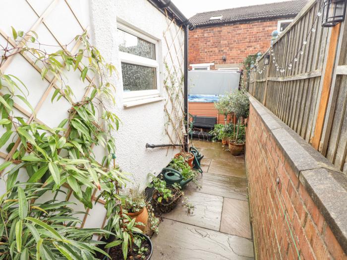 Castle Cottage in Lincoln, Lincolnshire. Three-bedroom home near amenities and attractions. Hot tub.