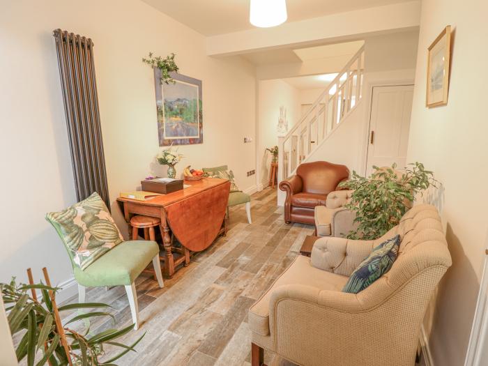 Castle Cottage in Lincoln, Lincolnshire. Three-bedroom home near amenities and attractions. Hot tub.