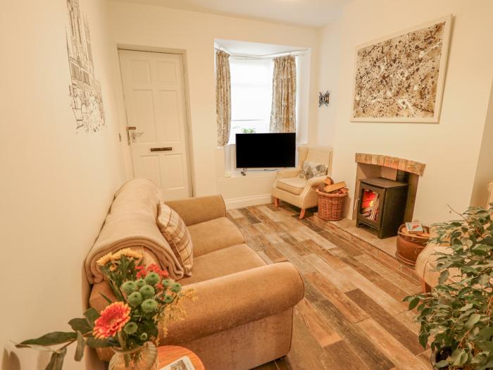 Castle Cottage in Lincoln, Lincolnshire. Three-bedroom home near amenities and attractions. Hot tub.