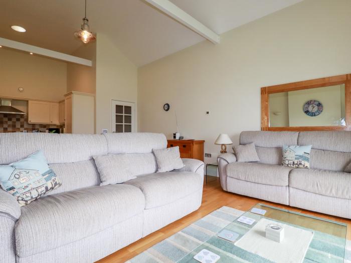 Pen-Y-Les, Edmonton near Wadebridge, Cornwall. Off-road parking. Close to pub. Open-plan. 3 bedrooms