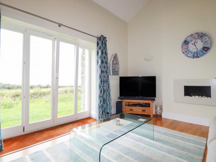 Pen-Y-Les, Edmonton near Wadebridge, Cornwall. Off-road parking. Close to pub. Open-plan. 3 bedrooms