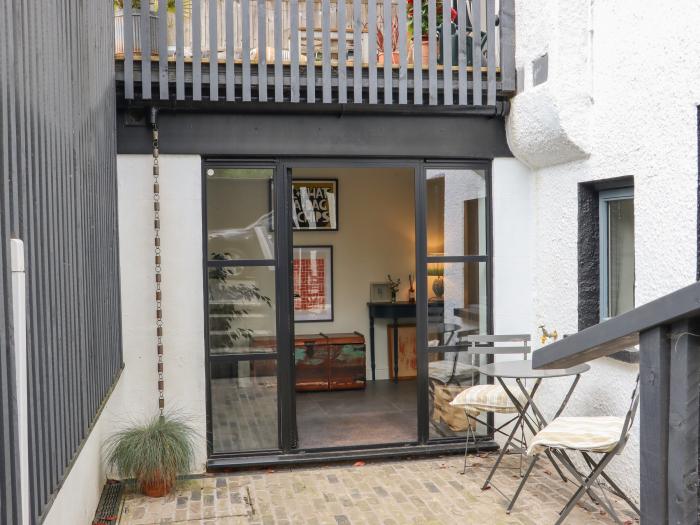 Artists Hideaway is in Battle, East Sussex. Lower-ground-floor apartment, ideal for couples. In AONB