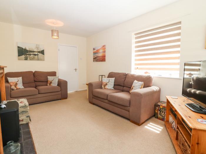 Jacuma is in Rhosneigr, Anglesey. Three-bedroom home, both family and pet-friendly. Near beach
