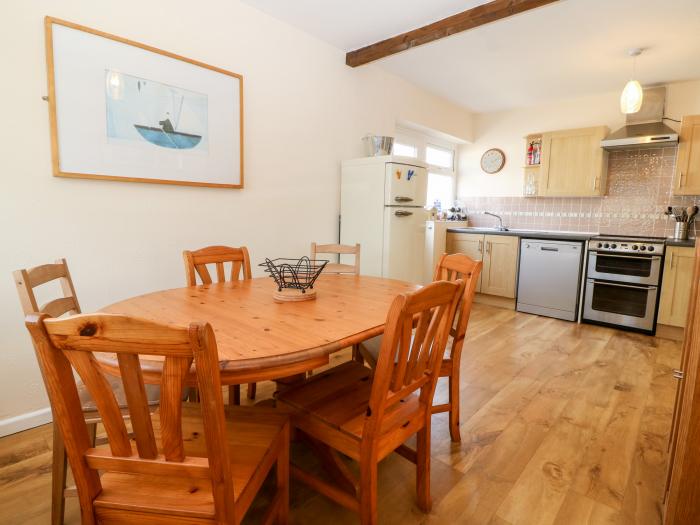 Jacuma is in Rhosneigr, Anglesey. Three-bedroom home, both family and pet-friendly. Near beach