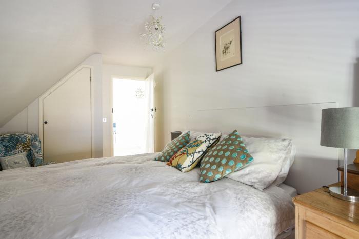 Stable Cottage, Burton Bradstock, Dorset. Close to amenities and beach. In the Dorset AONB. En-suite