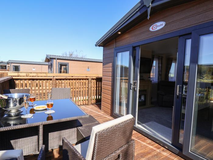 Marigold Lodge, Runswick Bay near Staithes, North York Moors, off-road parking, hot tub, 2bedroom.