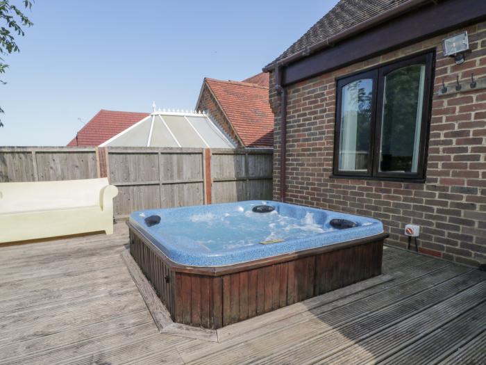 Highwater View, in Warden, Isle of Sheppy, Kent. Hot tub. Private parking. Pets and family-friendly.