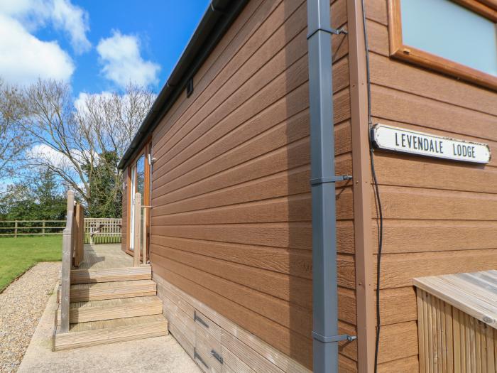 Levendale Pod, Hutton Rudby, Yorkshire. Open-plan living. Decking with furniture and hot tub. 1bed