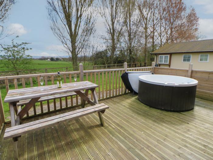 Glendale Pod in Hutton Rudby, Yorkshire, off-road parking, hot tub, single-storey, close to shops.