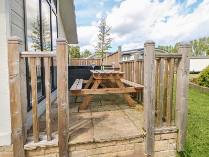 Teesdale Lodge, Hutton Rudby, Yorkshire. Pet-friendly. Patio with picnic bench and hot tub. Smart TV