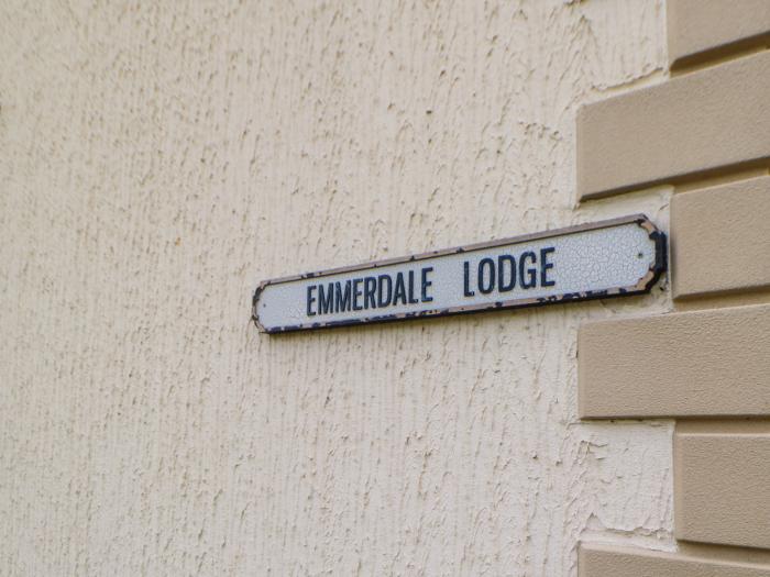 Emmerdale Lodge, Hutton Rudby,Yorkshire. Patio with picnic bench & hot tub. Off-road parking. 2-bed
