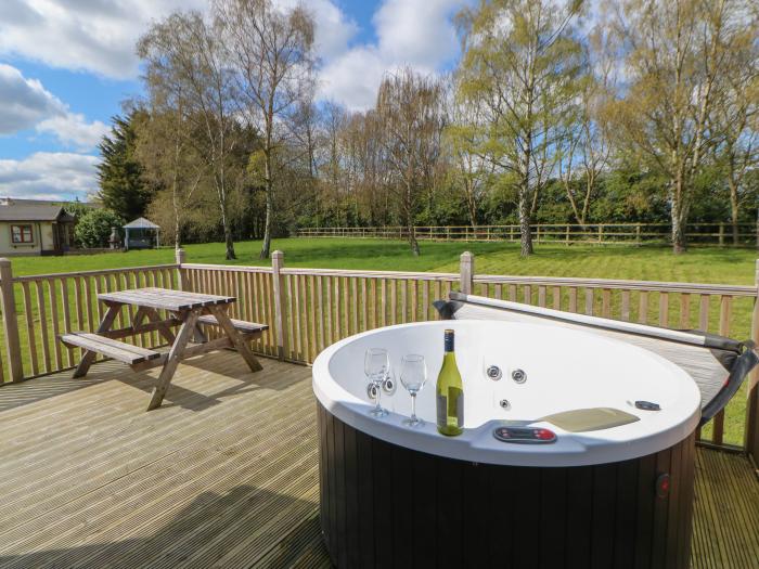 Coverdale Large Pod, Hutton Rudby,Yorkshire. Open-plan living. Decking with furniture and hot tub.
