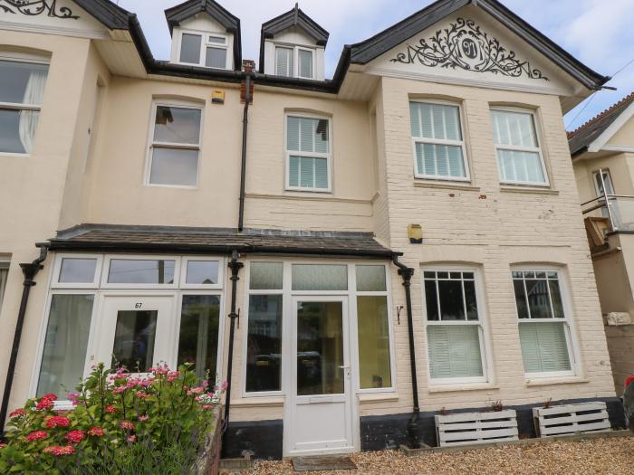 Chine Heights is in Bournemouth, Dorset. Close to a beach, a pub and a shop. Duplex apartment. Drive