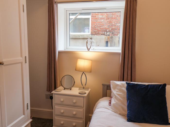 Routh Retreat, Whitby, North Yorkshire. Close to a beach, a pub, a shop and a river. TV. WiFi. Oven.