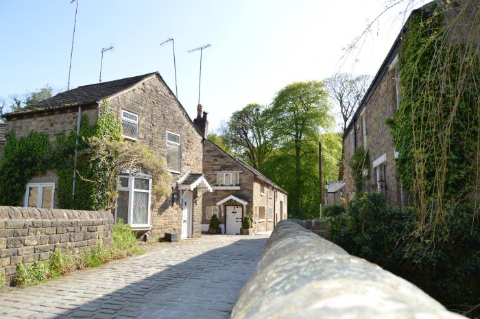 Goyt Cottage in Marple Bridge, near to the Peak District. Character. Pets welcome. Woodburner. 2bed.