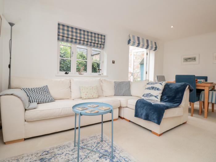 November Cottage, Dittisham, Devon. Smart TV. Close to a shop/pubs. Pet-friendly. Designated parking