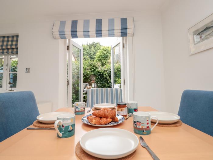 November Cottage, Dittisham, Devon. Smart TV. Close to a shop/pubs. Pet-friendly. Designated parking