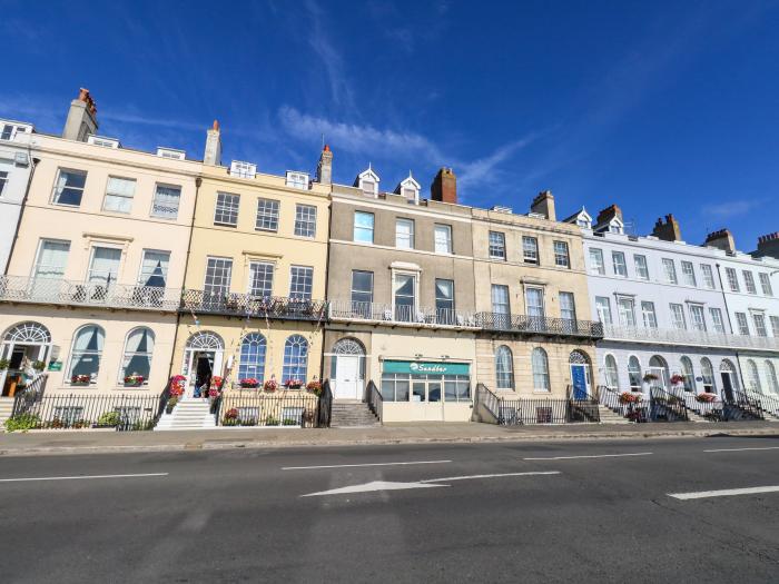 123 On The Sea, Weymouth, Dorset. Near Dorset AONB. Sea views. Close to shop/beach. Private balcony.