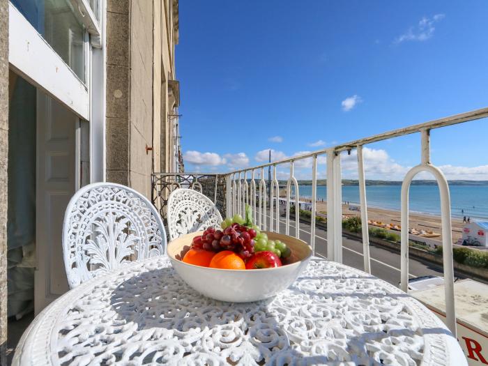 123 On The Sea, Weymouth, Dorset. Near Dorset AONB. Sea views. Close to shop/beach. Private balcony.