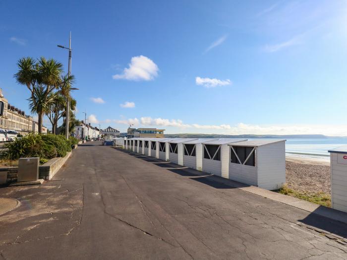 123 On The Sea, Weymouth, Dorset. Near Dorset AONB. Sea views. Close to shop/beach. Private balcony.