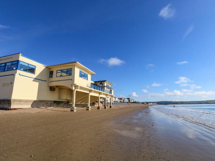 123 On The Sea, Weymouth, Dorset. Near Dorset AONB. Sea views. Close to shop/beach. Private balcony.