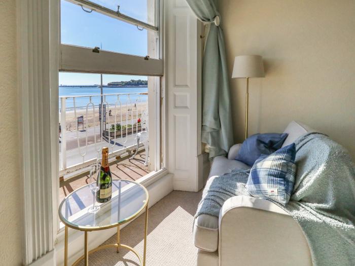 123 On The Sea, Weymouth, Dorset. Near Dorset AONB. Sea views. Close to shop/beach. Private balcony.