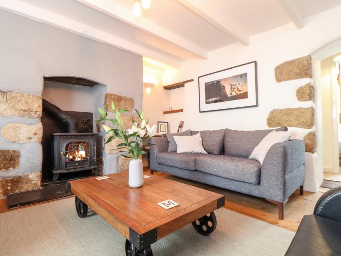 Crooked Cottage, Porthleven, Cornwall. Close to amenities. Close to beach. Smart TV. Enclosed garden