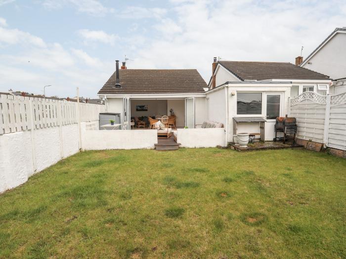 31 Sisial Y Mor is in Rhosneigr, Anglesey. Single-storey home near amenities and beach. Contemporary