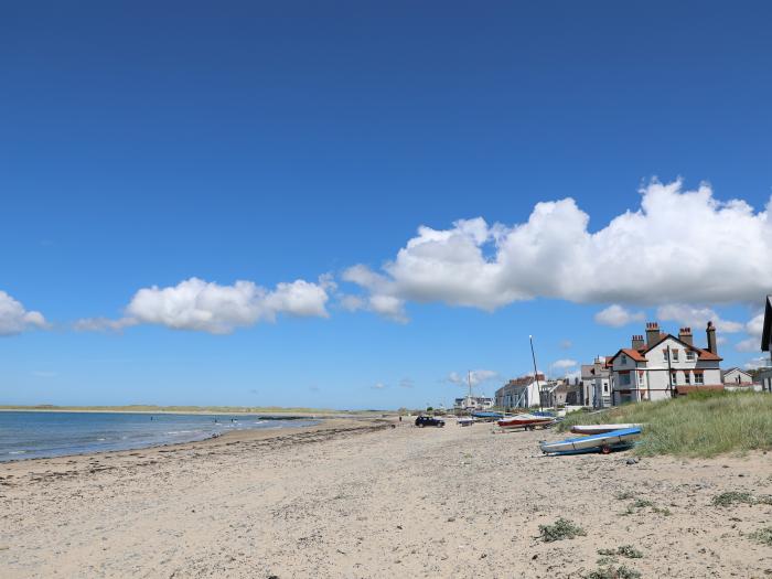 31 Sisial Y Mor is in Rhosneigr, Anglesey. Single-storey home near amenities and beach. Contemporary