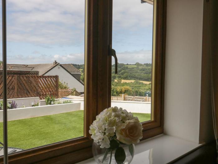 Bumble Bee Retreat, Tytherleigh, Devon. Wheelchair-friendly. Pet-friendly. Off-road parking. Garden.