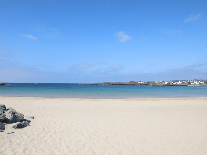 The Cove, Trearddur Bay, Anglesey. Close to a shop, a pub and a beach. Off-road parking for 2. WiFi.