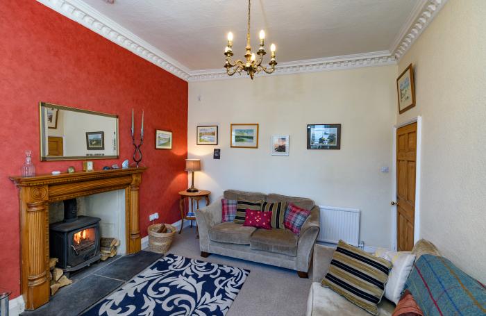 Horsemarket Apartment, Kelso, Scottish Borders. Close to a shop, a pub and river. Woodburning stove.