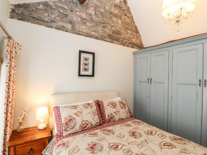 Barn Owl, Kirkby Lonsdale, Cumbria. Close to a shop, a pub and a river. WiFi and Smart TV. Gas fire.
