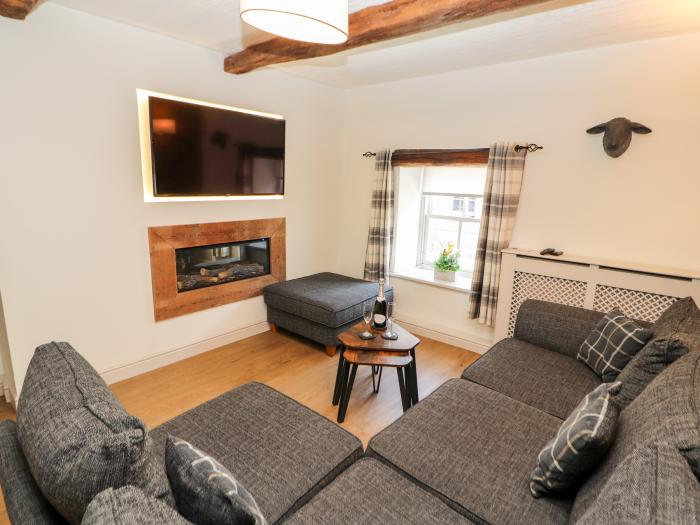 Tawny Owl, Kirkby Lonsdale in Cumbria. Close to a shop a pub and a river. TV and WiFi. Two bedrooms.