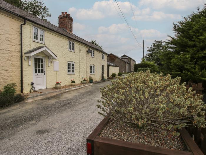 7 Gravels Terrace, Minsterley, Shropshire. Three bedrooms. Enclosed gravelled courtyard and Smart TV