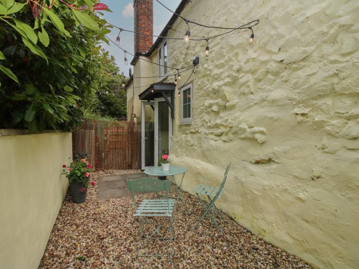 7 Gravels Terrace, Minsterley, Shropshire. Three bedrooms. Enclosed gravelled courtyard and Smart TV