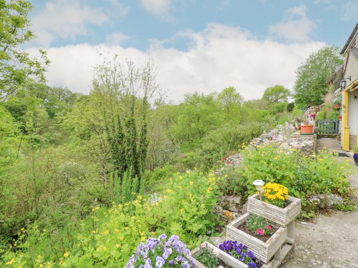 New Cottage, Youlgreave, Derbyshire. 2 bedrooms. Riverside location. Pets welcome. Walking location.