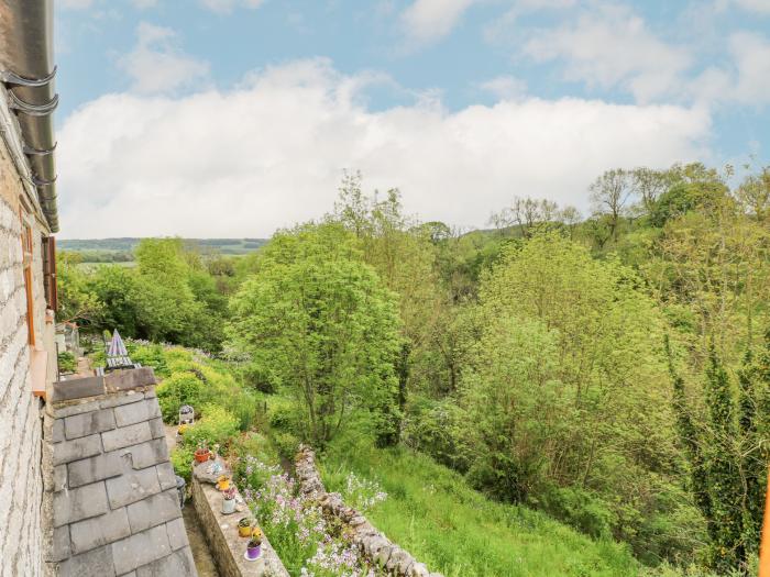 New Cottage, Youlgreave, Derbyshire. 2 bedrooms. Riverside location. Pets welcome. Walking location.