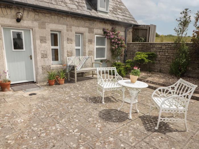 The Hen House in Southerndown, Vale of Glamorgan. Pet-friendly. Garden & furniture. Off-road parking